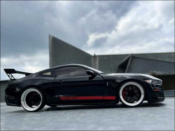 1:18 Ford Shelby GT 500 KR Black/ RED Edition inkl. OVP